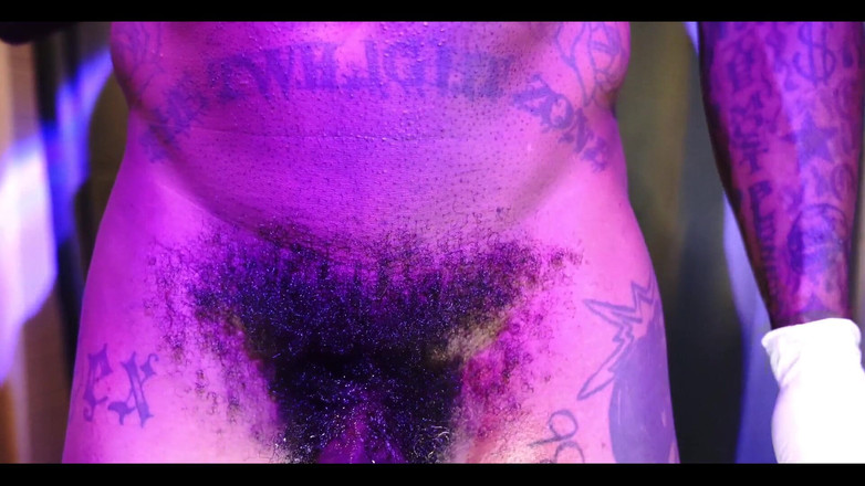 Hallelujah Johnson: Un grande cazzo nero peloso venera Hallelujah Johnson (come sopra quindi...