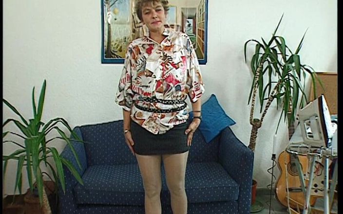 YOUR FIRST PORN: Meine Putzfrau Macht Pause - mi señora de la limpieza está...