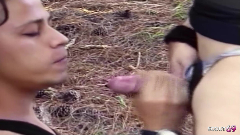 Shemale TS Collection: Blond Shemale ger killar rövslickande och knullar dem analt utomhus