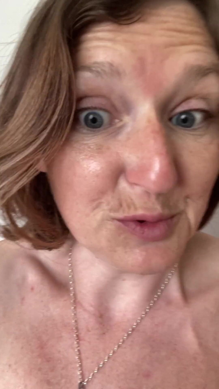 MistressWriggler: La meilleure odeur du monde ! Renifler mes doigts parfumés de...