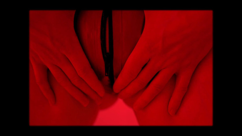 Piper Blush: Video z červeného latexu