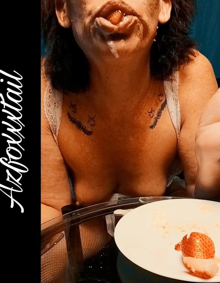 AzFoxxxTailPhelicia: Strawberries whip cream 2
