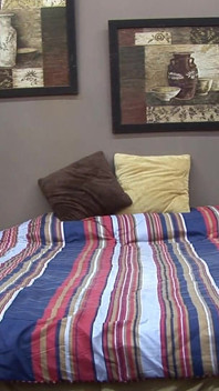 Blond dziwka rozciąga cipkę szeroko z pulsujący dildo