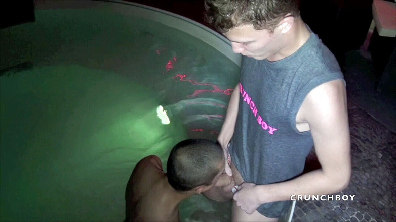 Crunch Boy: Arabische slet neukte Kameron Forst in de jacuzzi