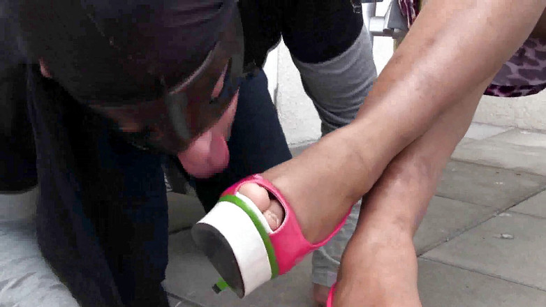 Femdom Austria: 户外鞋子清洁