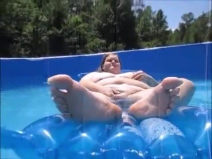 Fat House Wife: Naked tan Milf outdoor pool making herself squirt