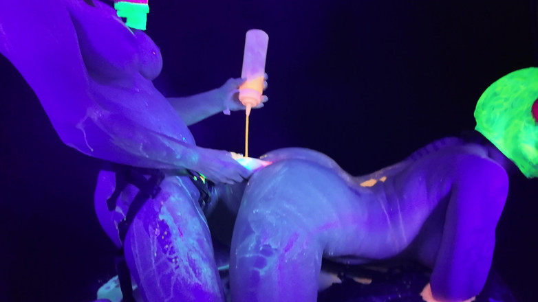 EdgesOfReality: Une Rave Sur Une Fille S’amuse Avec Un Gode