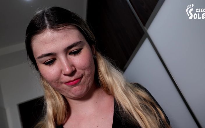 Czech Soles - foot fetish content: Носимые белые носки в видео от первого лица, соблазняет ее большими ступнями