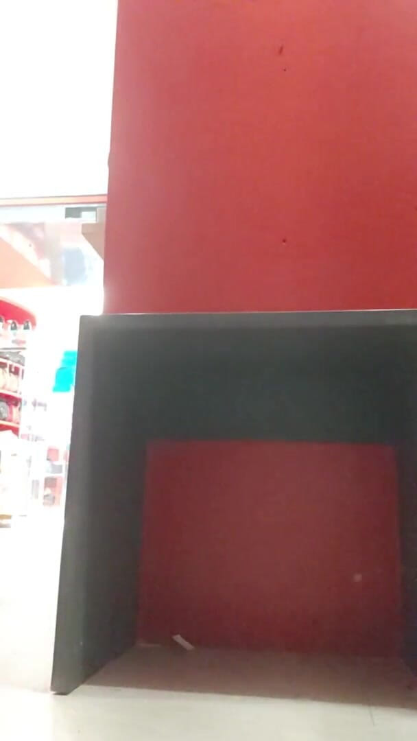 Nicoletta Embassi: 在一家公共商店里，Nicoletta用她汗湿的脚试穿凉鞋