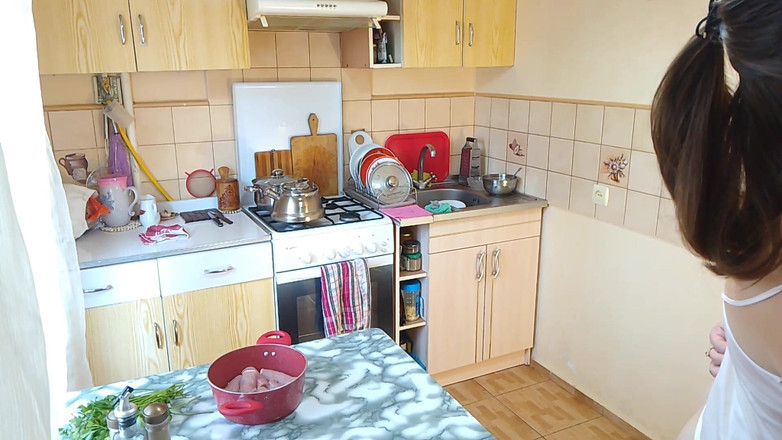 Assol: Mama vitregă matură sexy mă învață cum să pregătesc pula în bucătărie