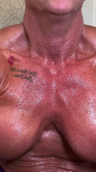 Kandy beveelt je vervelende slag: met olie doordrenkte buigende Joi