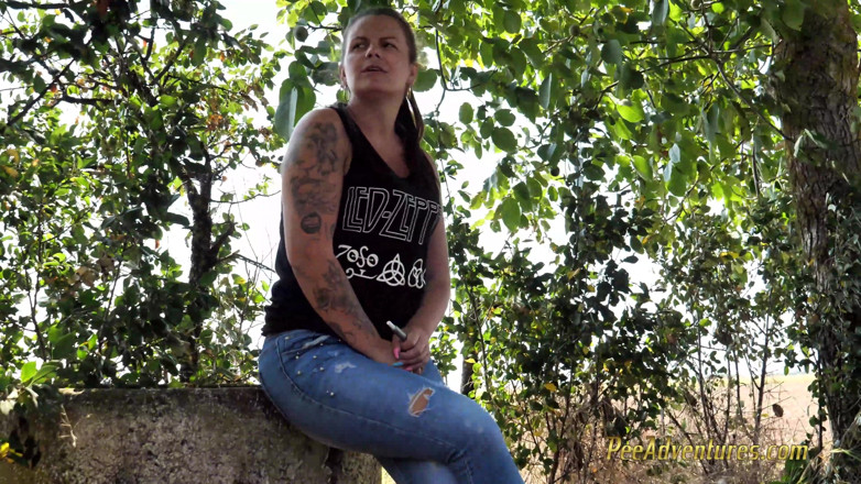 Pee Adventures: Pissing her jeans while talking with her boyfriend on the...