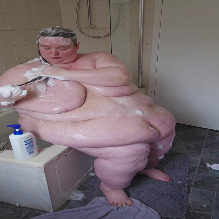 SSBBWLadyBrads: Cewek super semok ini bagian 2 di kamar mandi