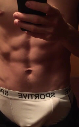 Hottestguys21: John muestra una enorme polla en ropa interior