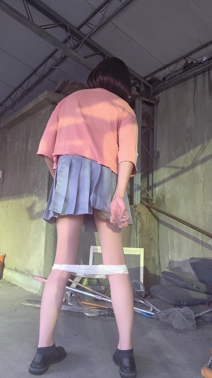 Taiwancdgirl: プリーツスカートに白い下着、そしてテラスに挿入されたアナルプラグ