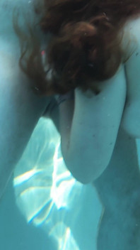 Sex în piscină în aer liber subacvatic cu roșcată cu părul lung Rapunzel milf
