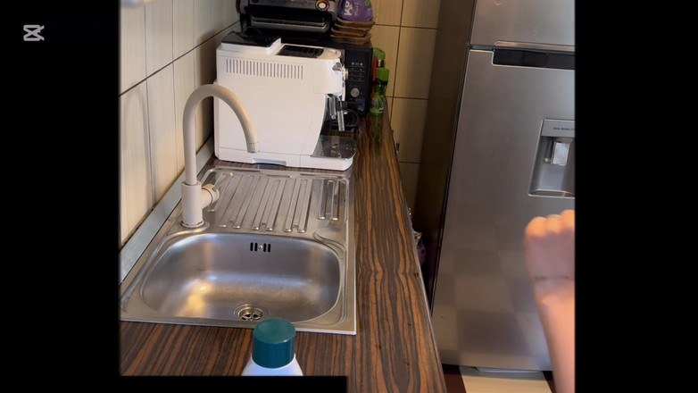 Emeli: Myj włosy w zlewie kuchennym