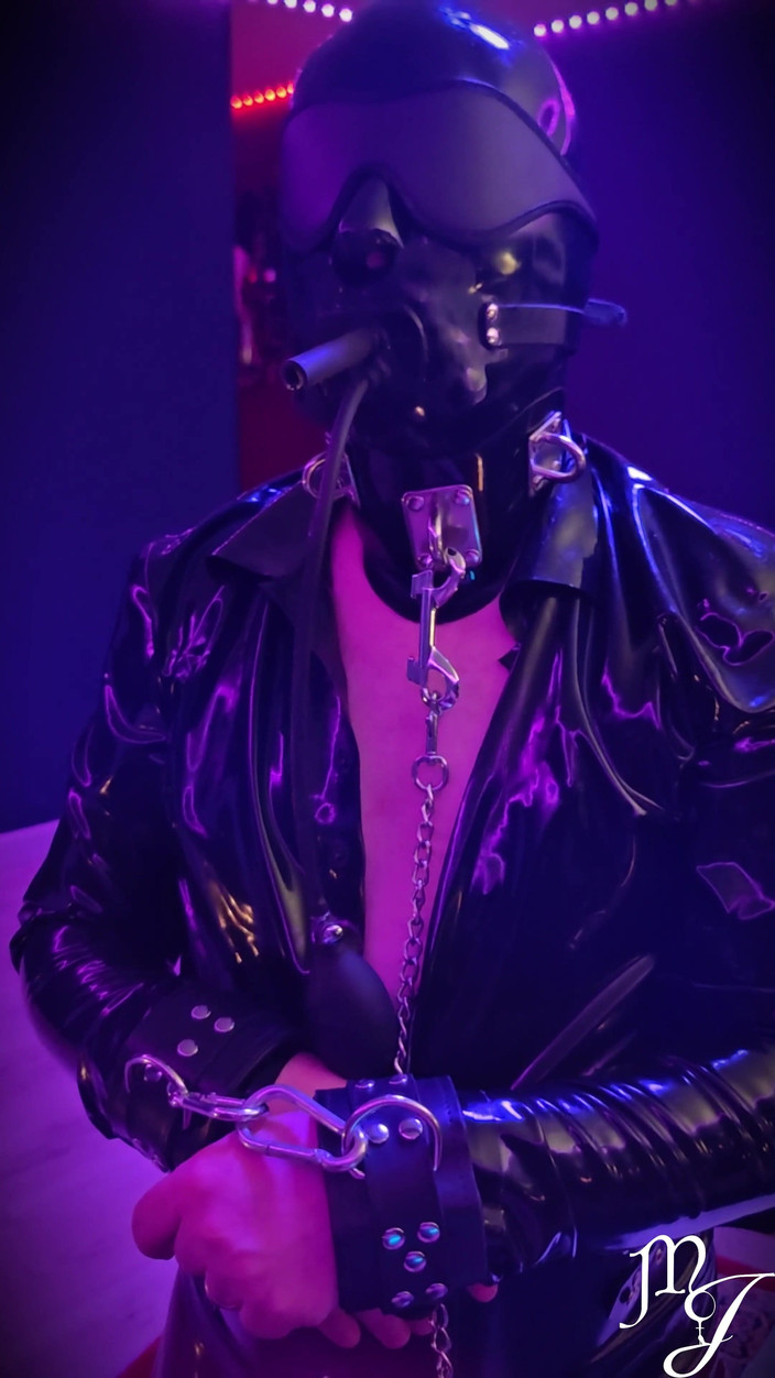 DeesseJulia: 一个小电子乳胶会议 - maitresse julia