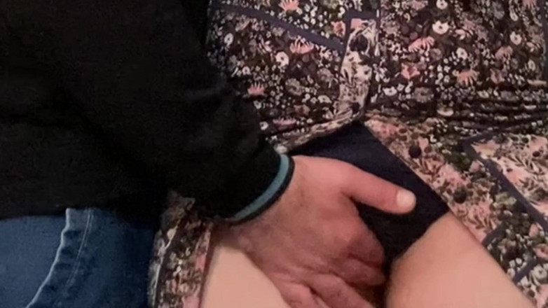 Niki studio: Sexy MILF krijgt haar clitoris wrijven in een metro