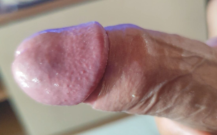 DaddyDoted: Un penis ciudat, denivelat, cu un cap gigantic.