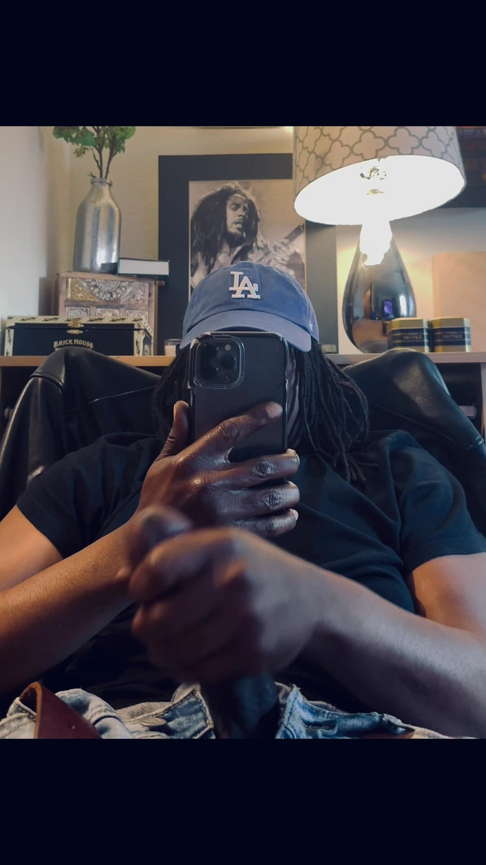 D_RUGDEALER: Большой черный член жестко кончает, наблюдая за видео коллеги