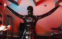 Rubber pervs: Немецкая шлюшка в латексе связана, заткнула рот кляпом и получает сессию шлепания