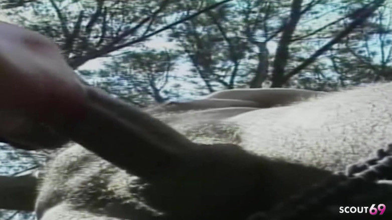 Shemale TS Collection: Rubia sexy travesti es seducida al aire libre de vacaciones...