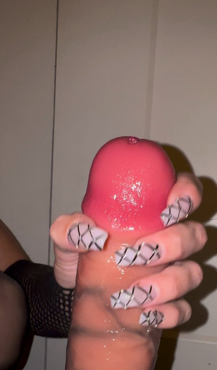 Ravin: Joven milf Raven acariciando una polla gorda con uñas largas