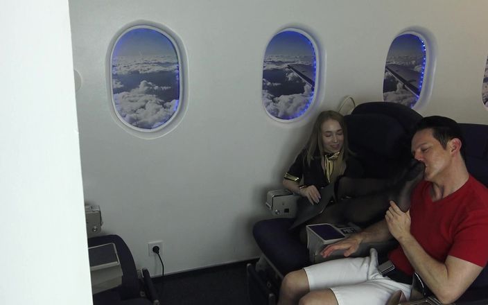 Foot Girls: Pramugari mencium dan menjilati di pesawat udara!