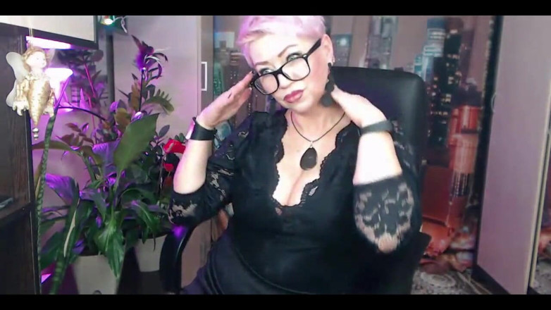 AimeeParadise: Conosci mia moglie Aimee! una signora in salotto e una...