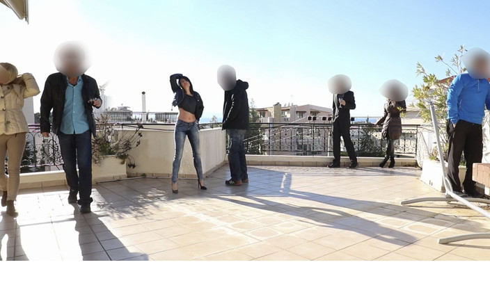 Alexandra Wett: 퇴근 후 파티에서 오줌 싸는 야외 청바지