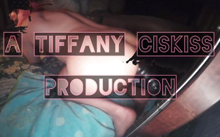 Tiffany Ciskiss: Gapping runda Sissy Ass förstör våt röv fitta på Xxl...