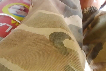 Gangbang straight: Indischer junge im freien pissen