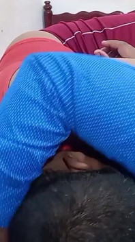Tamil çiftler en ateşli öpüşme sütlü göğüslerini emiyor ve sert sikişiyor Tamil net ses