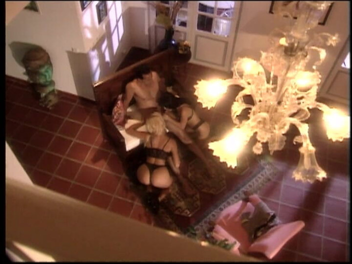 Cryptostudios: Hübscher junger typ fickt zwei wunderschöne und schlanke schlampe