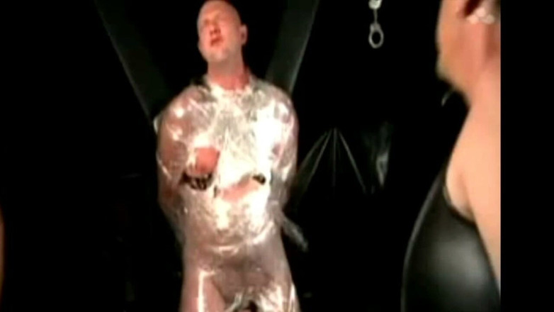 BERLIN BAREBACK CLUB: تجربة الجنس في الـBDSM