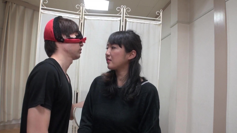 Japan Lust: Mamă sexy japoneză țâțoasă are parte de o pizdă păroasă tachinată înainte...