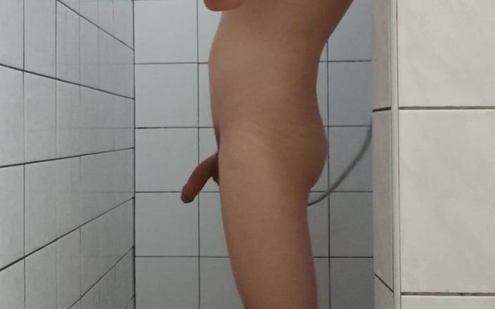 Slim nudist: युवा पतला लड़का नहा रहा है