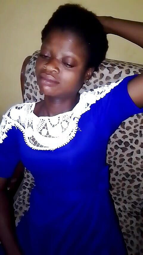 Pornsexlive: Seorang desainer dengan payudara kecil meniduri saudara tirinya. Menikmati