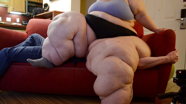 Full Weight Productions: SSBBW Bobbi Jo's failed trample &amp; sofa squash (SSBBW ボビー・ジョーの失敗したトランプル &amp; ソファ スカッシュ)