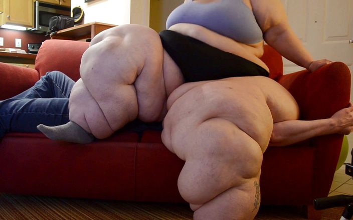 Full Weight Productions: Călcatul eșuat al lui Bobbi Jo de pe canapeaua super-mare și țâțoasă