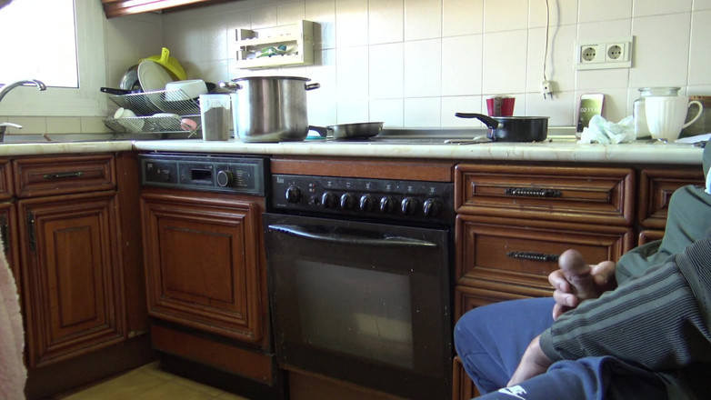 Stepmom Susan: Ellas vestidas, él desnudo - milf cachonda traga su semen después de...