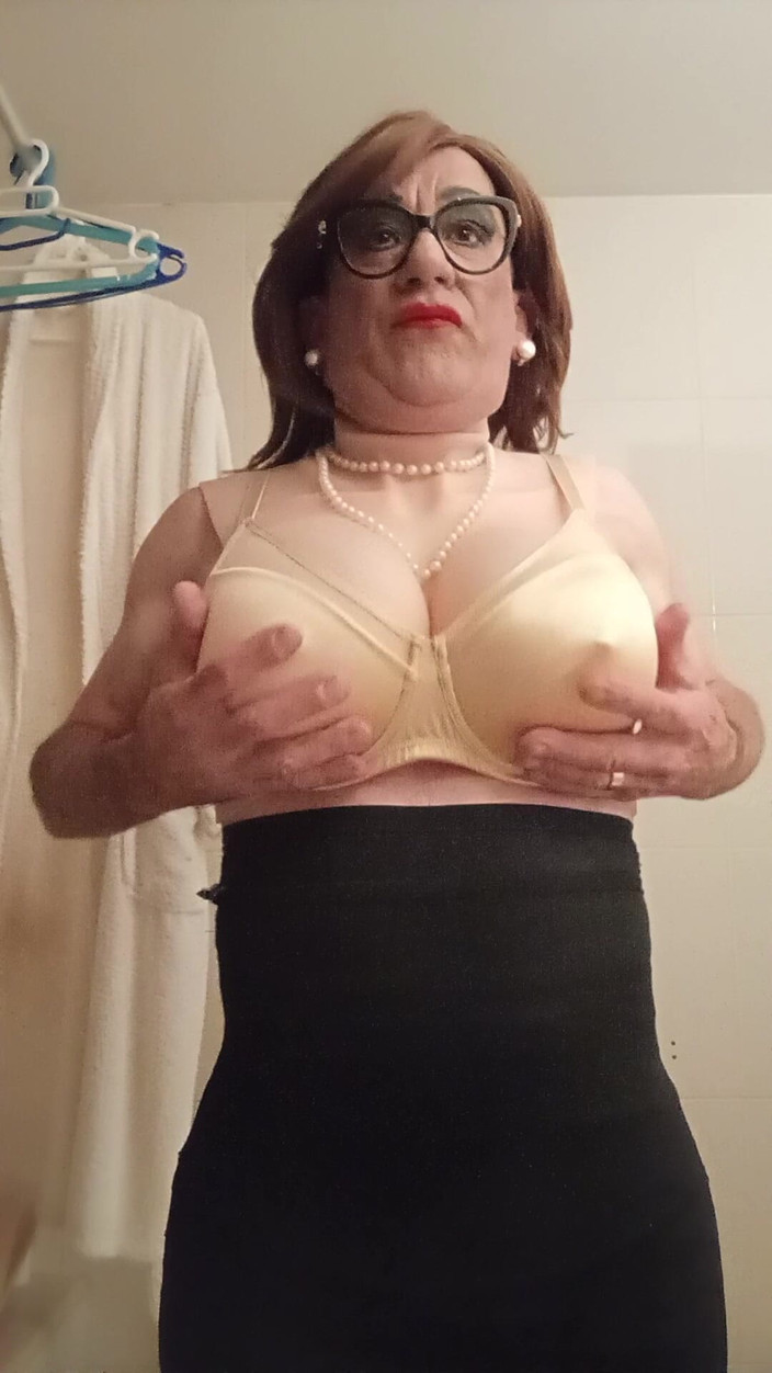 Yusti: 거울 앞에서 옷 입기