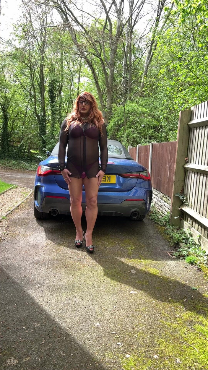 Kellycd2022: Kellycd2022, travesti sexy, robe et talons noirs