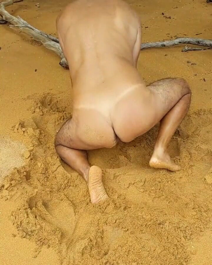 Ladysilvas: Ladysilva se exibindo nua na praia