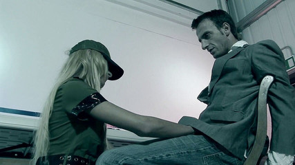 You're in the Army now: Proces van borderagent met grote borsten