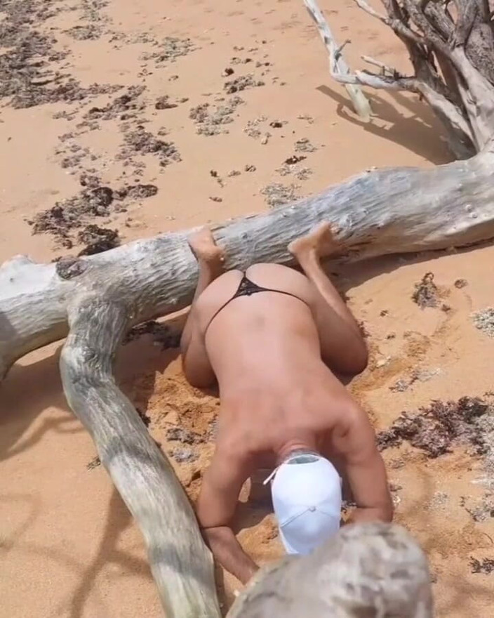 Ladysilvas: レディシルバがビーチでセクシーなパンティを見せる