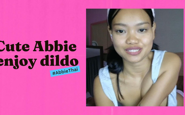 Cupcake: Abbie si cewek imut lagi asik muasin memeknya pakai dildo