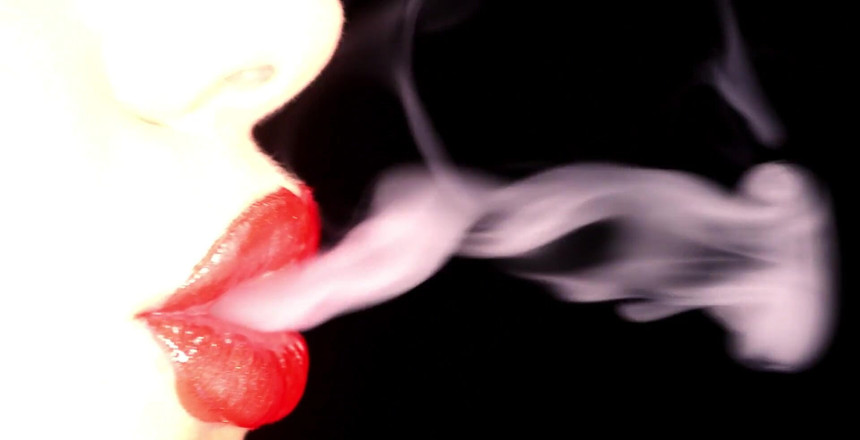 Goddess Misha Goldy: Lábios vermelhos brilhantes e fetiche de fumar