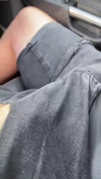 Ngocok kontol di dalam mobil sampai dicrot sperma banyak banget